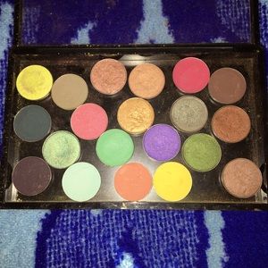 MAGNETIC EYESHADOW PALETTE - 20 SHADOWS INCLUDED!